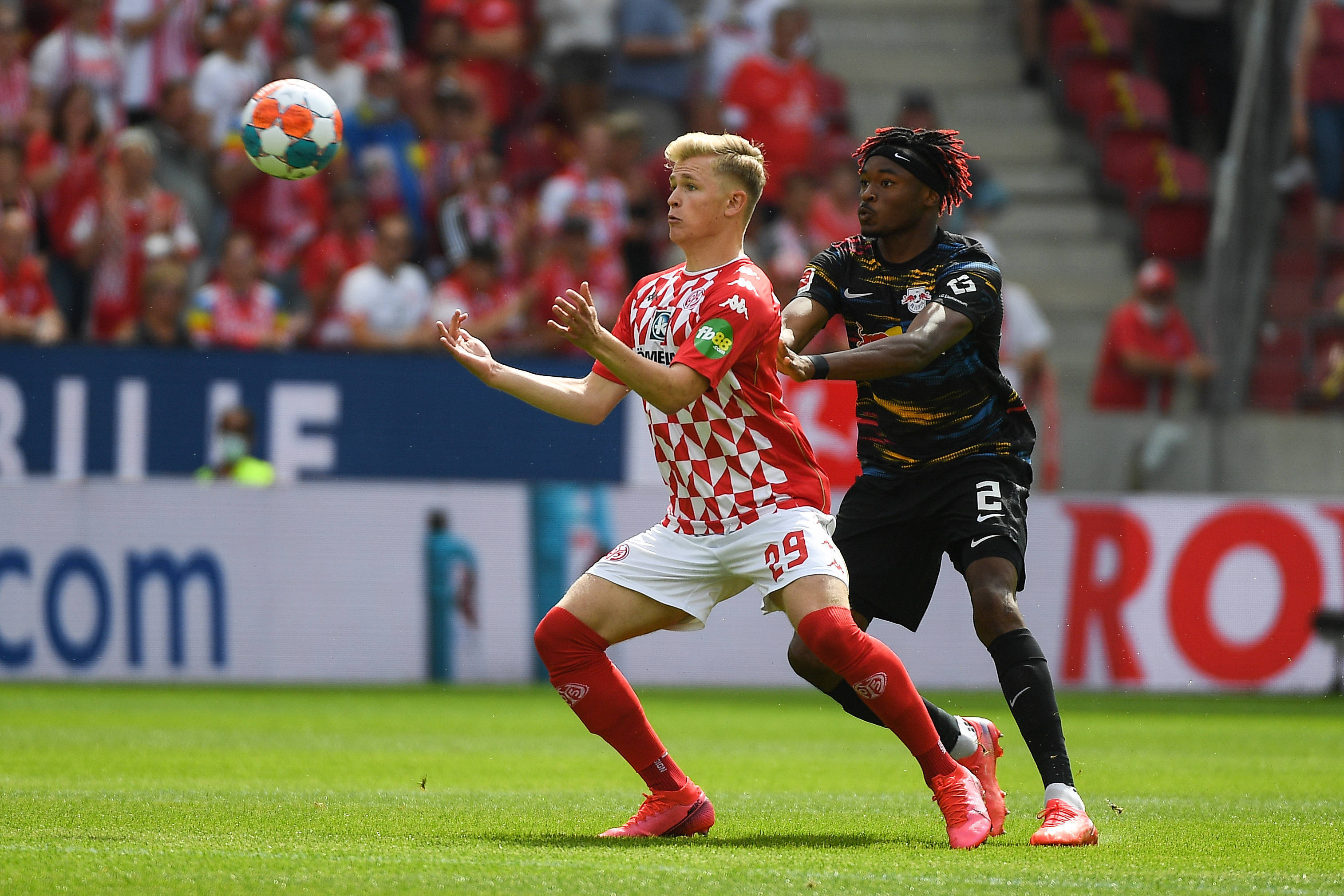 包含美因茨球员身手不凡,展现出色比赛状态的词条 包含美因茨球员身手不凡,展现出色比赛状态的词条