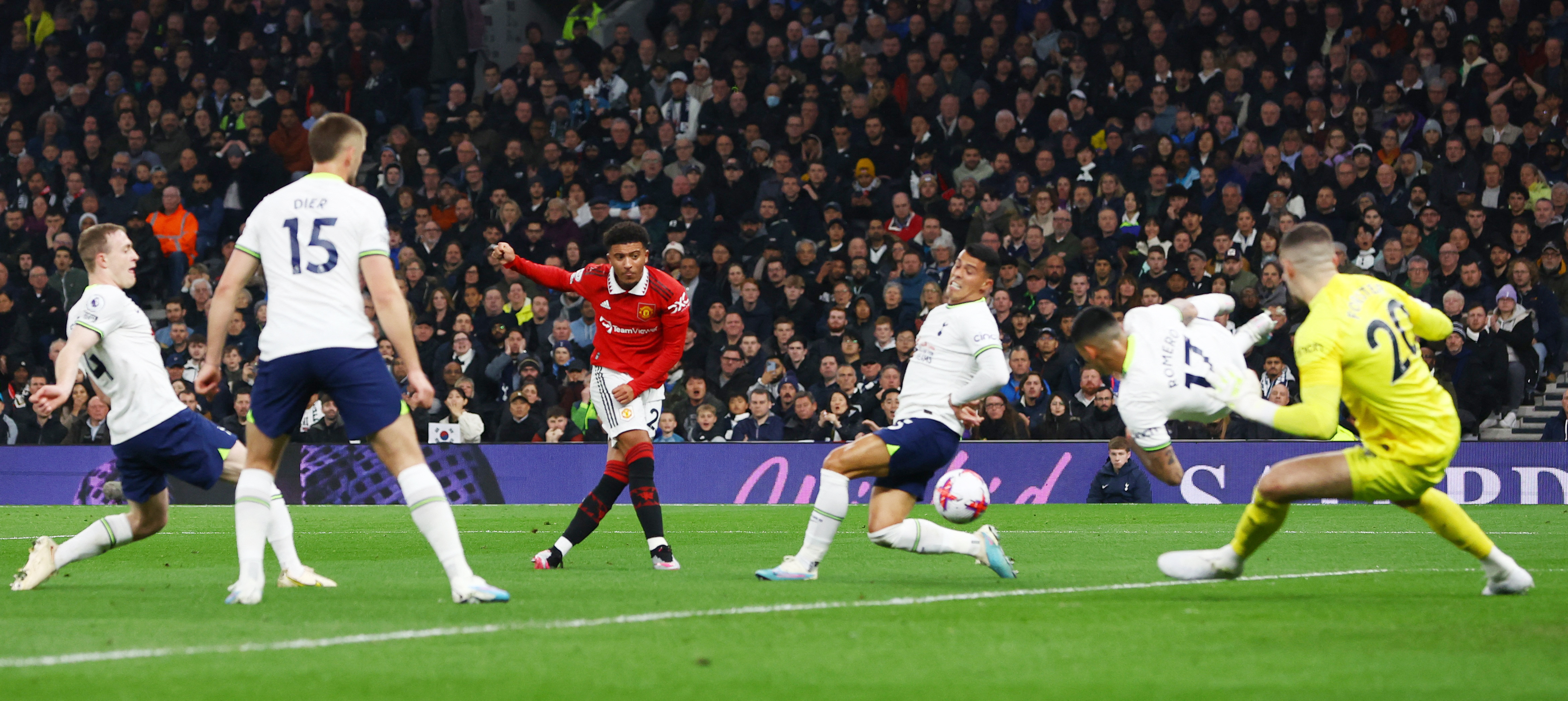 曼联主场大胜埃弗顿，取得连胜