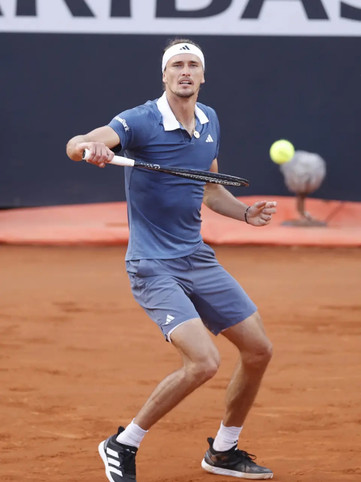 意大利网球队爆冷日本网球队,兹维列夫统治全场的简单介绍 意大利网球队爆冷日本网球队,兹维列夫统治全场的简单介绍