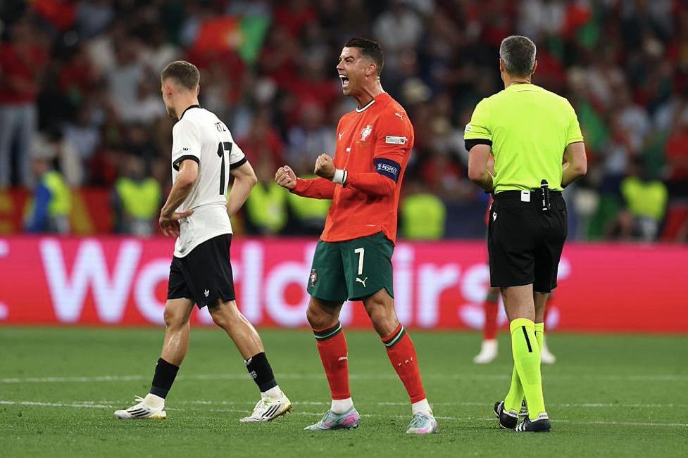 包含科特迪瓦足球队在欧洲预选赛中遭遇困境，晋级悬念的词条