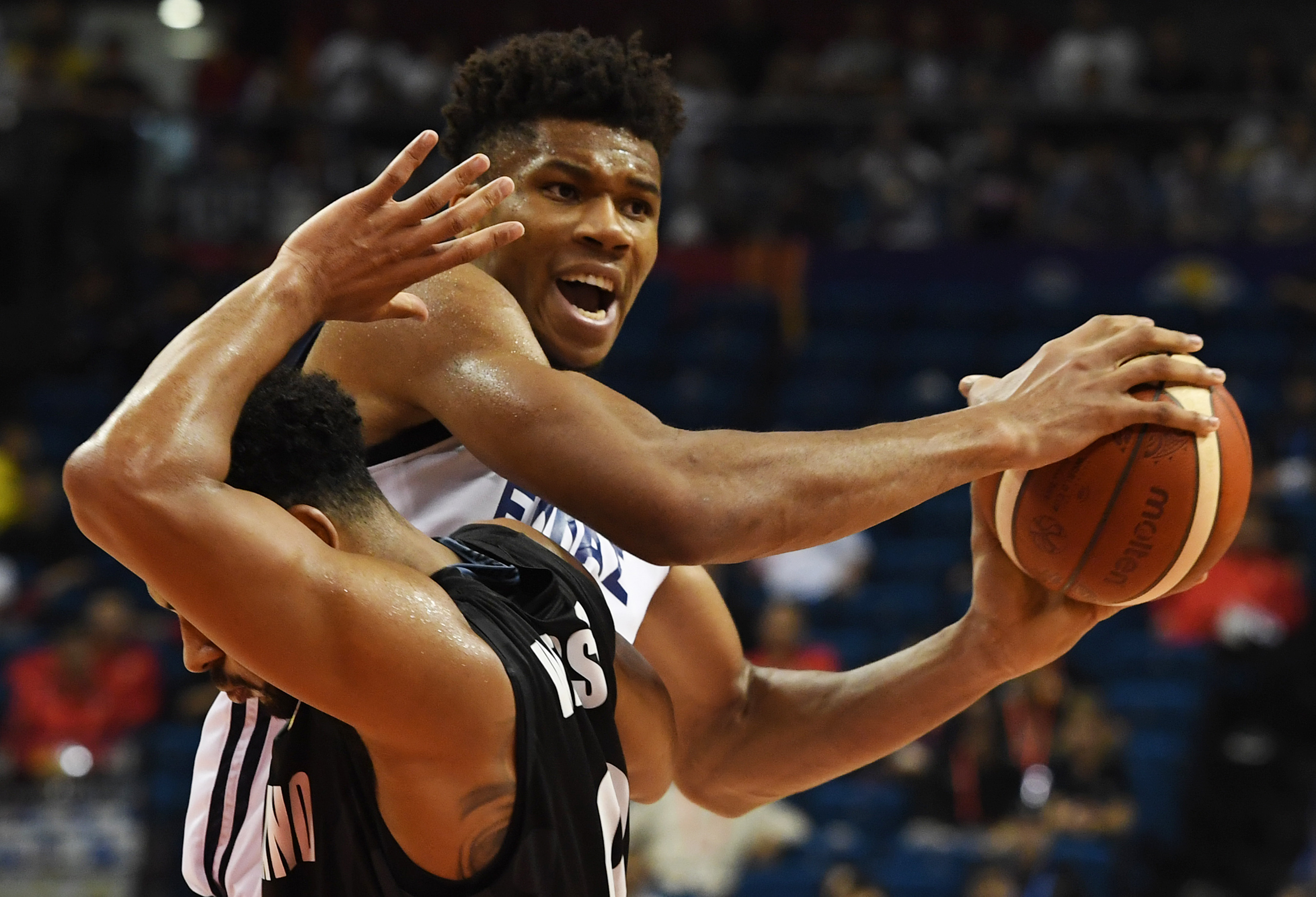 希腊队在比赛中展现出众篮球技术 希腊队在比赛中展现出众篮球技术