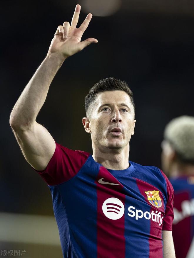 包含巴伦西亚客场逆转瓦拉多利德，夺回联赛头名的词条