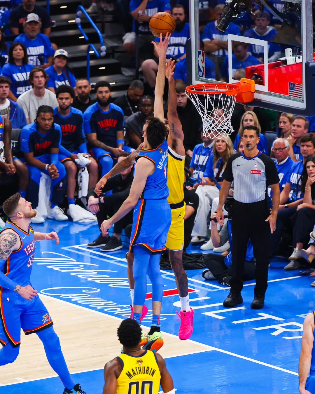 雷霆队主场遭遇惨败，面对劲敌