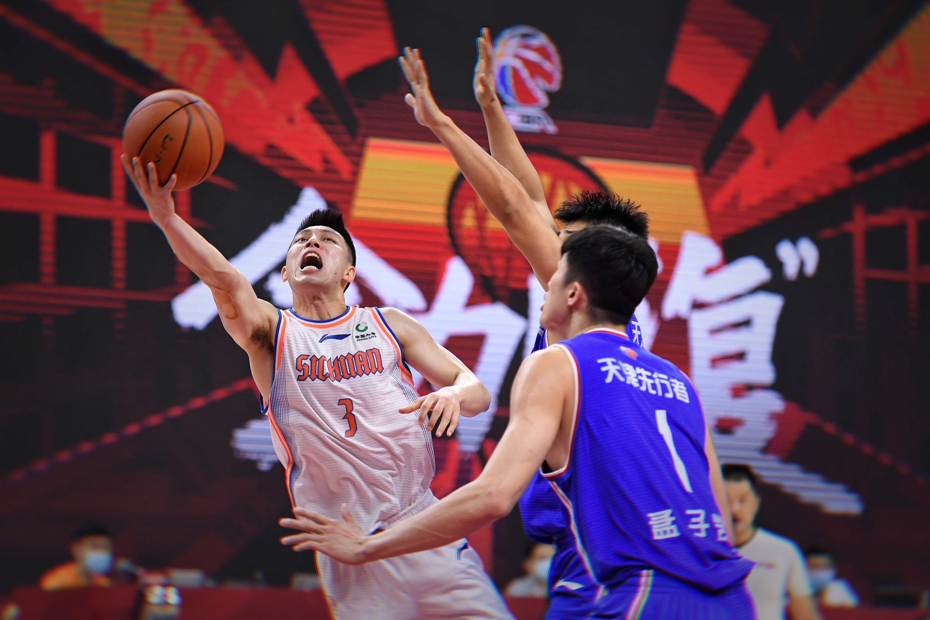 中国篮球联盟赛场上火爆开战 中国篮球联盟赛场上火爆开战