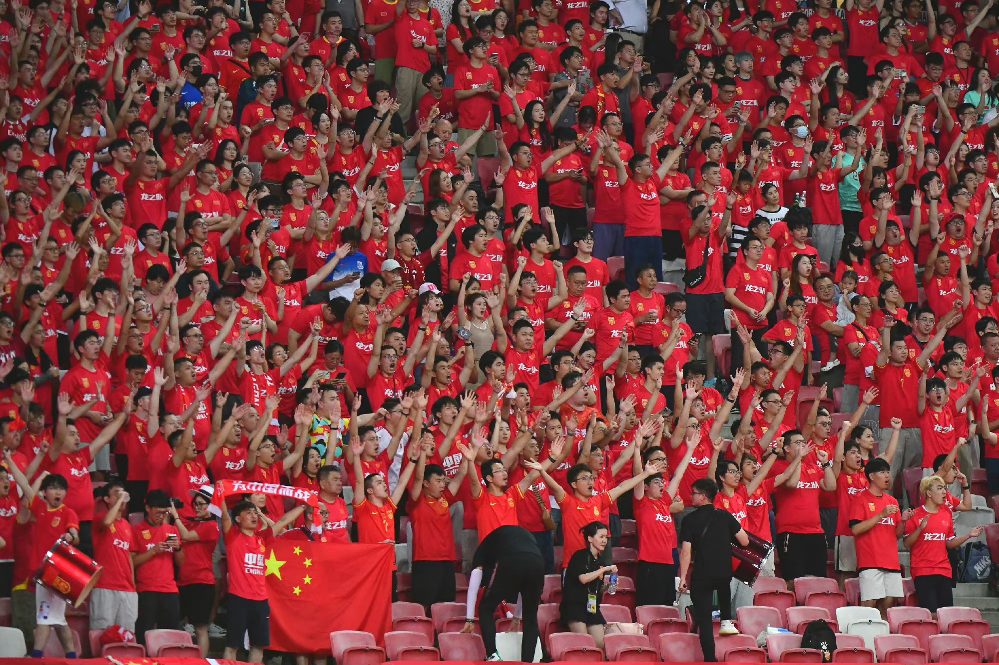 运动员们在场上全力以赴，向胜利冲刺