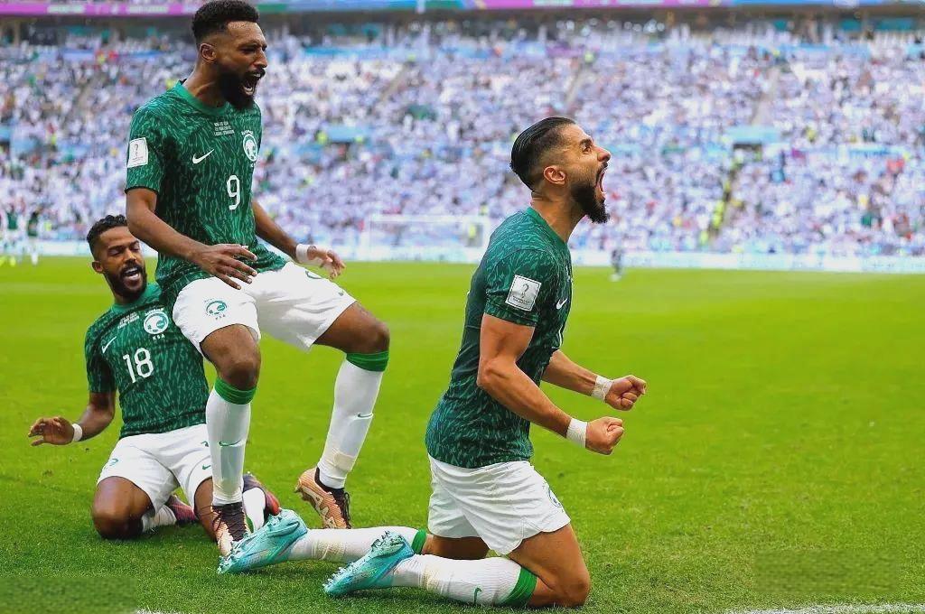 马赛逆转阿根廷，奥亚尔萨瓦尔扛起全队